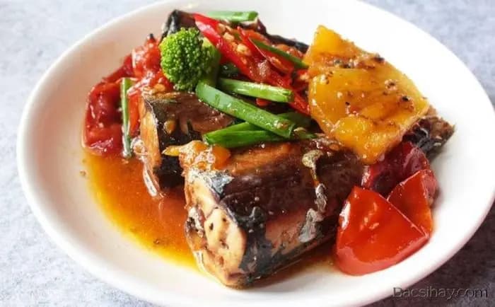 VIETNAMESE BRAISED SCAD WITH PINEAPPLE